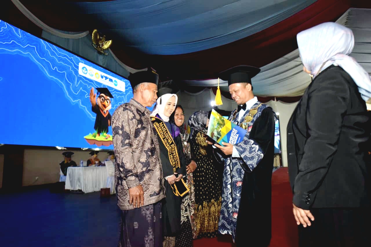 TELADAN: Rektor UTM Prof. Safi menyerahkan penghargaan kepada Nuriyah, mahasiswa berprestasi akademik.