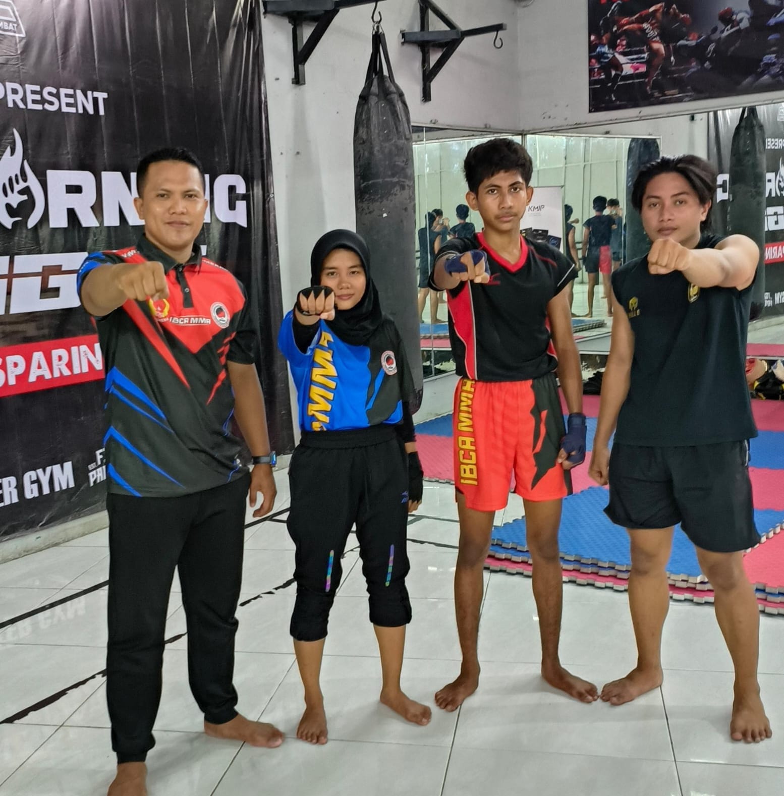 Tantang Dominasi Jawa Timur,   TERTANTANG: Pelatih Abisibah (kiri) dan atlet IBCA MMA Pamekasan berfoto bersama Kamis (4/12).