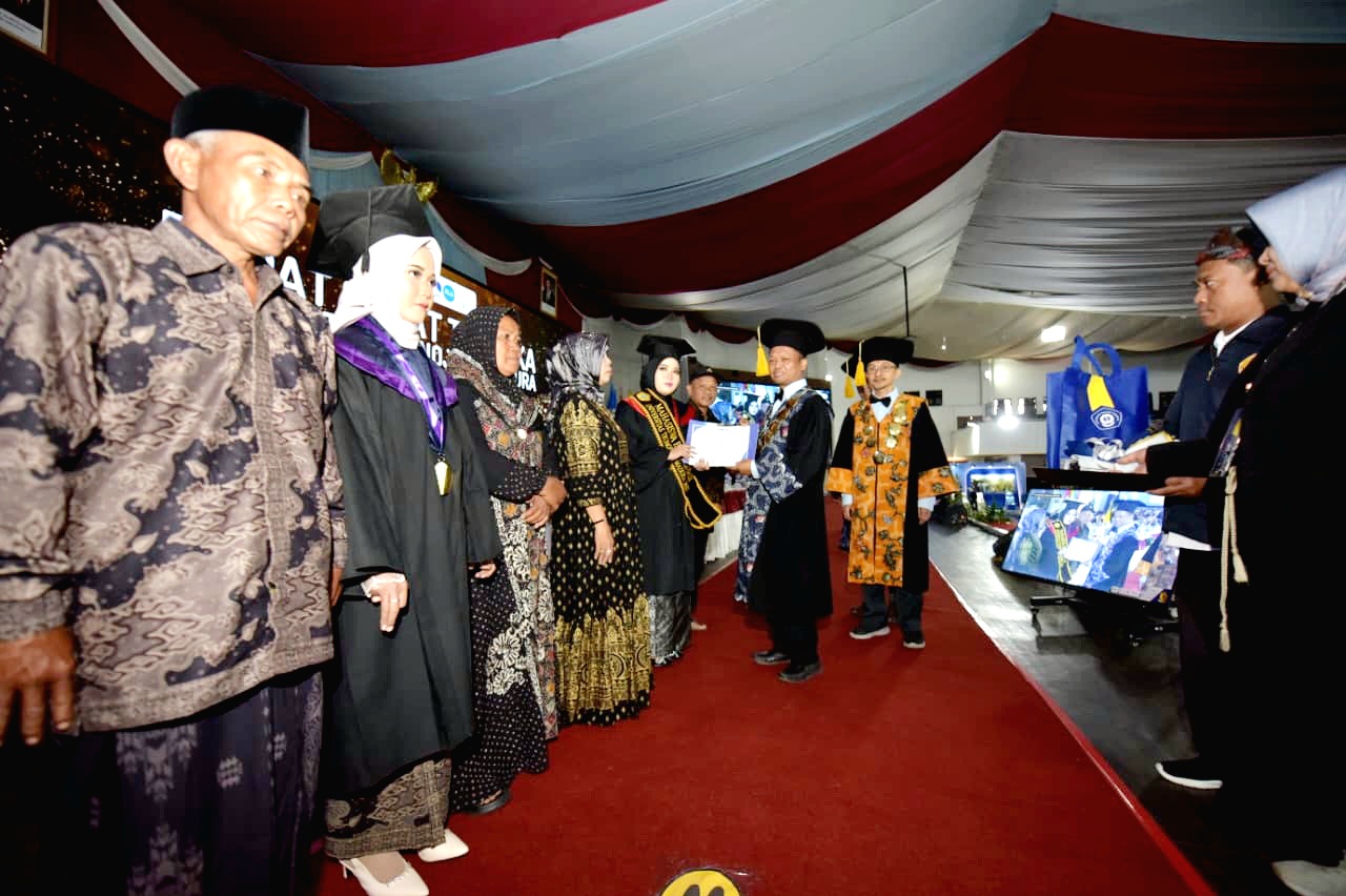 MEMBANGGAKAN: Rektor UTM Prof. Safi menyerahkan penghargaan kepada Wiwik Aldewiyeh, mahasiswa berprestasi.