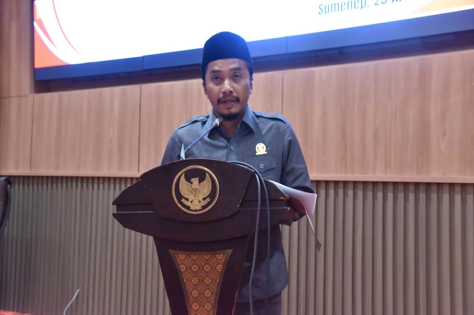 FOKUS: Wakil Ketua Bapemperda DPRD Sumenep Ahmad Juhairi saat mengikuti rapat paripurna di kantor DPRD Sumenep.
