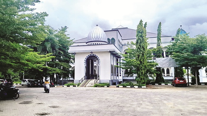 SUMBER PAD: Pengunjung keluar dari aula MPP Pamekasan Kamis (4/12). (M. KHOLIL RAMLI/JPRM)