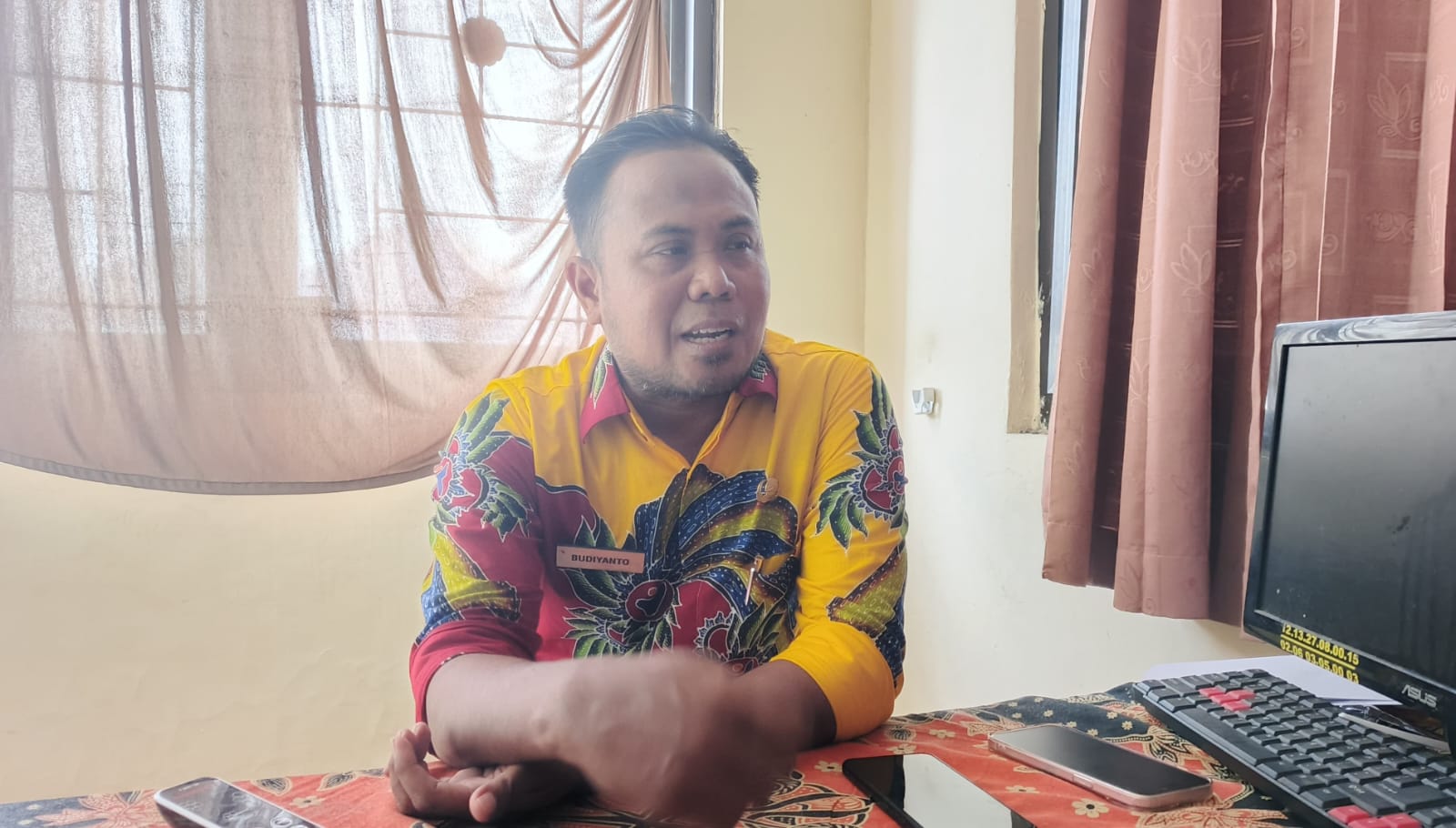 MENJELASKAN: Kasi GTK SD Dispendik Sumenep Budiyanto saat ditemui di ruangannya .