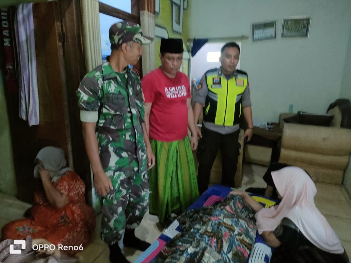BERDUKA: Pihak keluarga terpukul saat janazah korban tiba di rumah duka di Desa Gunung Eleh, Kedungdung, Sampang pada Minggu (7/12).