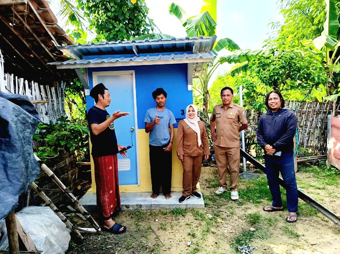 TUNTAS: Pegawai DPUPR Sampang mengecek proyek pembangunan sanitasi MCK di Desa Taman, Kecamatan Sreseh, Selasa (25/11). (DPUPR UNTUK JPRM)