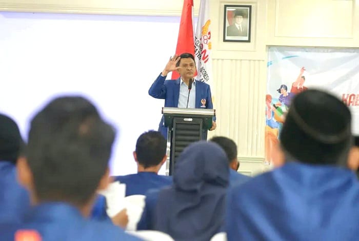 NAKHODA BARU: Tajul Anwar menyampaikan sambutan di acara Musorkablub KONI Bangkalan, Sabtu (6/12). (KONI BANGKALAN UNTUK JPRM)