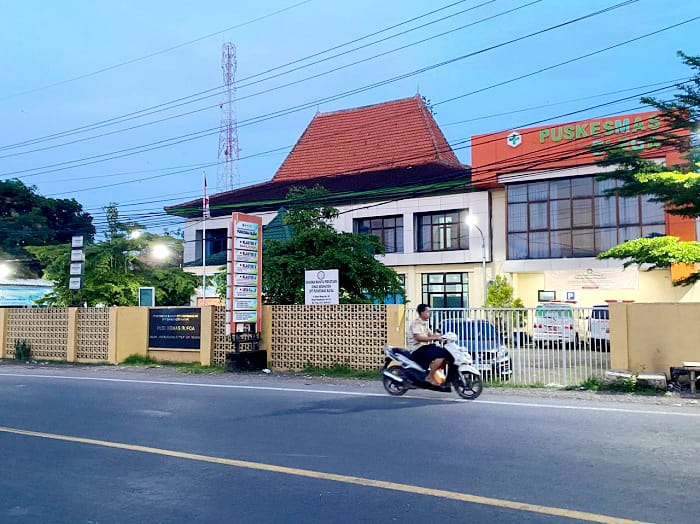 FASKES: Pengendara melintas di depan Puskesmas Blega, Sabtu (6/12). (JUPRI/JPRM)