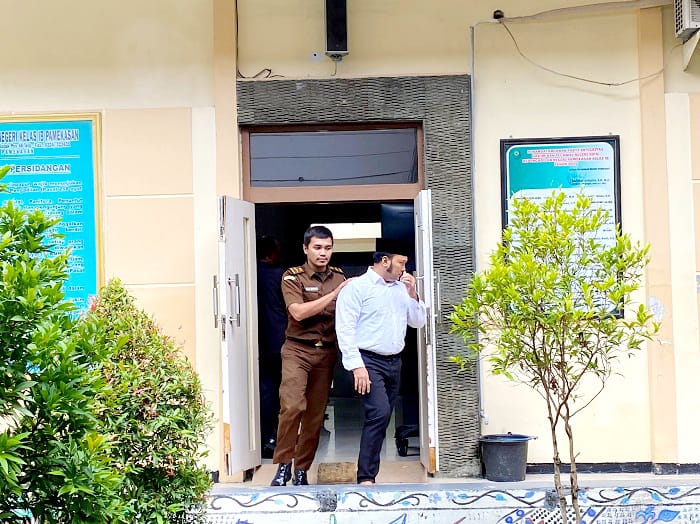 DIKAWAL: Terdakwa Zainal Arifin keluar dari ruang sidang Pengadilan Negeri Pamekasan, Kamis (4/12). (MOH. IQBAL AFGANI/JPRM)