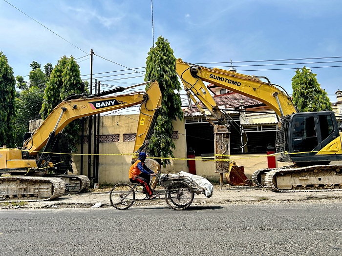 DISITA: Dua ekskavator yang beroperasi di galian C Desa Bunajih, Kecamatan Labang, diamankan di Mapolres Bangkalan Minggu (7/12). (VIVIN AGUSTIN HARTONO/JPRM)