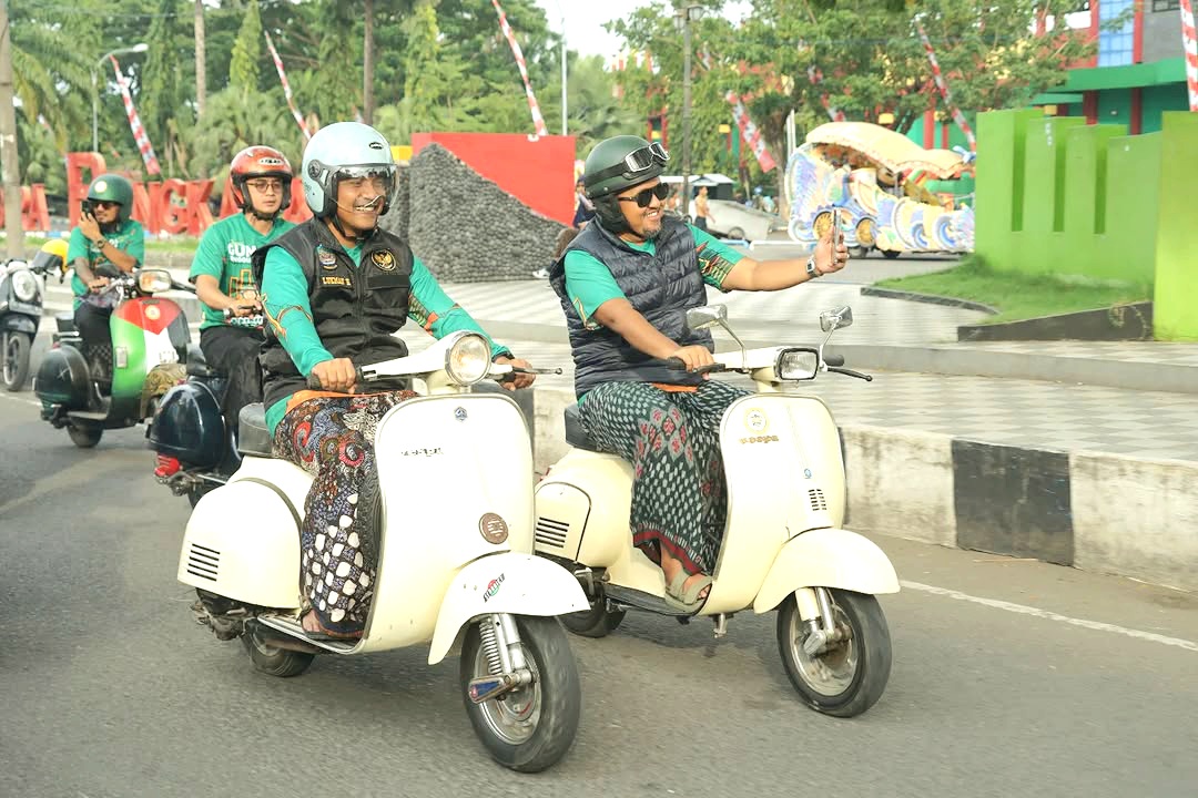 MENYUSURI JALANAN KOTA: Bupati Bangkalan Lukman Hakim bersepeda dengan para anggota komunitas Vespa Sarong di Jalan Soekarno-Hatta, Sabtu (6/12). (PROKOPIM UNTUK JPRM)