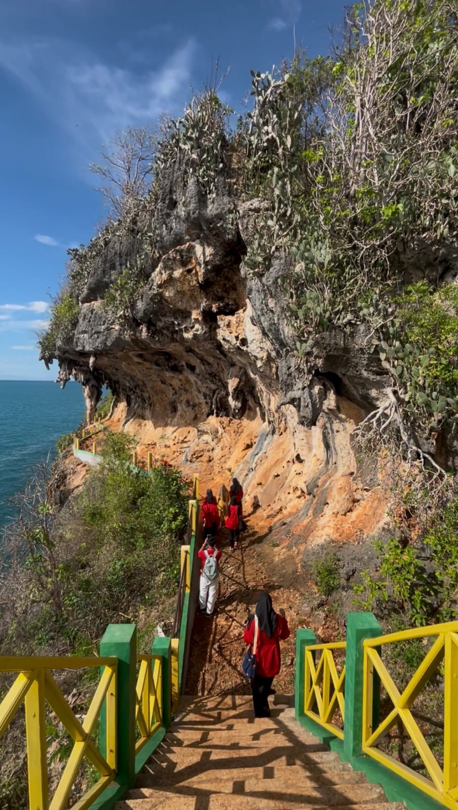 LAYAK DIKUNJUNGI: Sejumlah wisatawan sedang berada di objek wisata Batu Cangga, Pulau Gili Iyang, Kecamatan Dungkek, pada Minggu (10/8).
