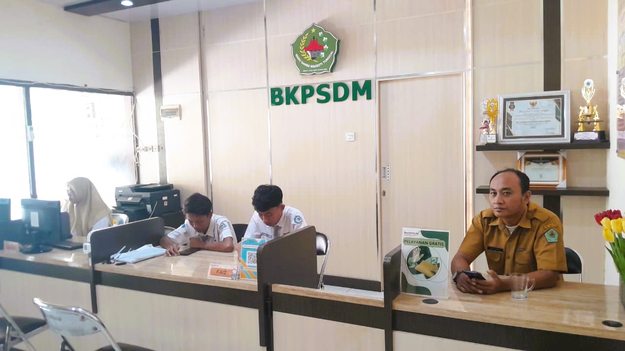 LENGANG: Pegawai BKPSDM Pamekasan beraktivitas di ruang pelayanan, Senin (1/12).