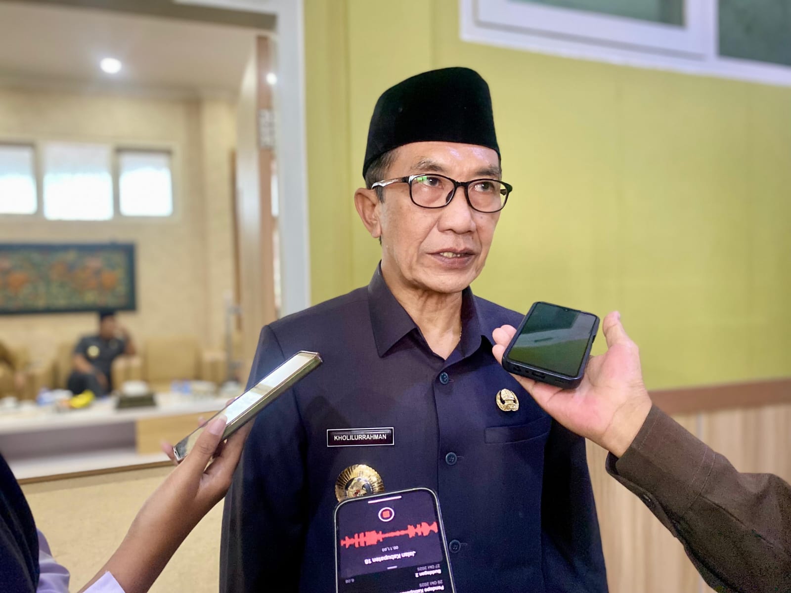 BERI PESAN: Bupati Pamekasan KH Kholilurrahman melakukan doorstop usai sidang paripurna di DPRD Pamekasan, Senin (10/11).