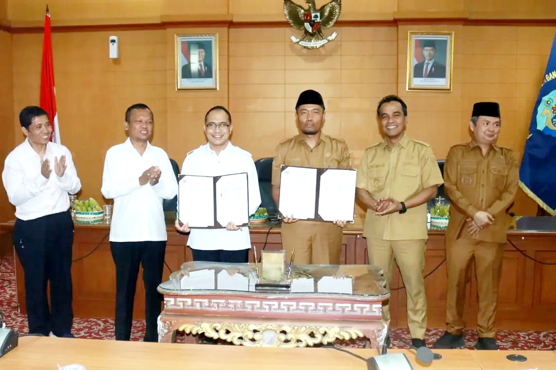 KOLABORASI: Kadispendik dan Direktur Pascasarjana menunjukkan dokumen MoU yang telah ditandatangani didampingi bupati dan Wabup serta Rektor UTM Senin (8/12). (PROKOPIM UNTUK JPRM)