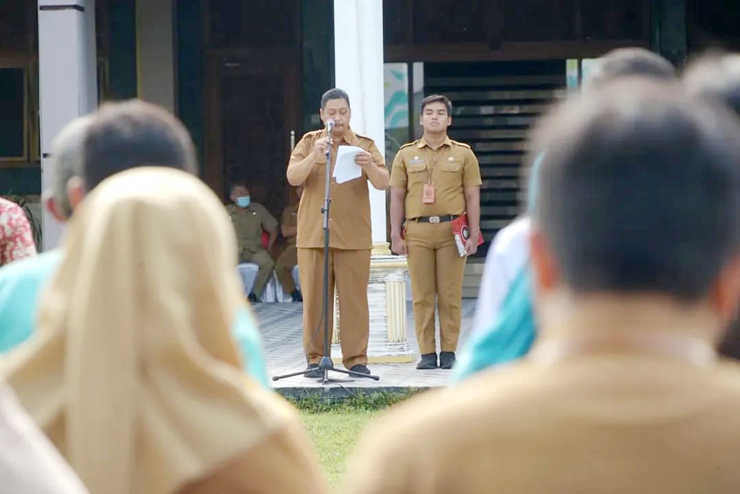 VISIONER: Sekkab Bangkalan Ismet Effendi memberikan arahan saat apel peringatan HKN di halaman kantor pemkab Senin (8/12). (PROKOPIM UNTUK JPRM)