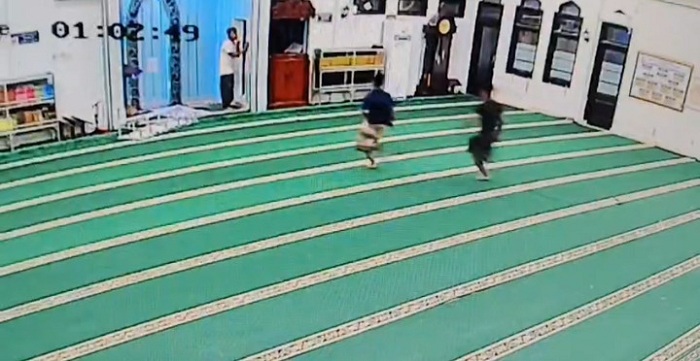 MERESAHKAN: Warga mendatangi Isamsuri di Masjid Al Istianah, Jalan Rajawali, Kelurahan Karang Dalem, Sampang, kemarin dini hari. (TANGKAPAN LAYAR CCTV MASJID)