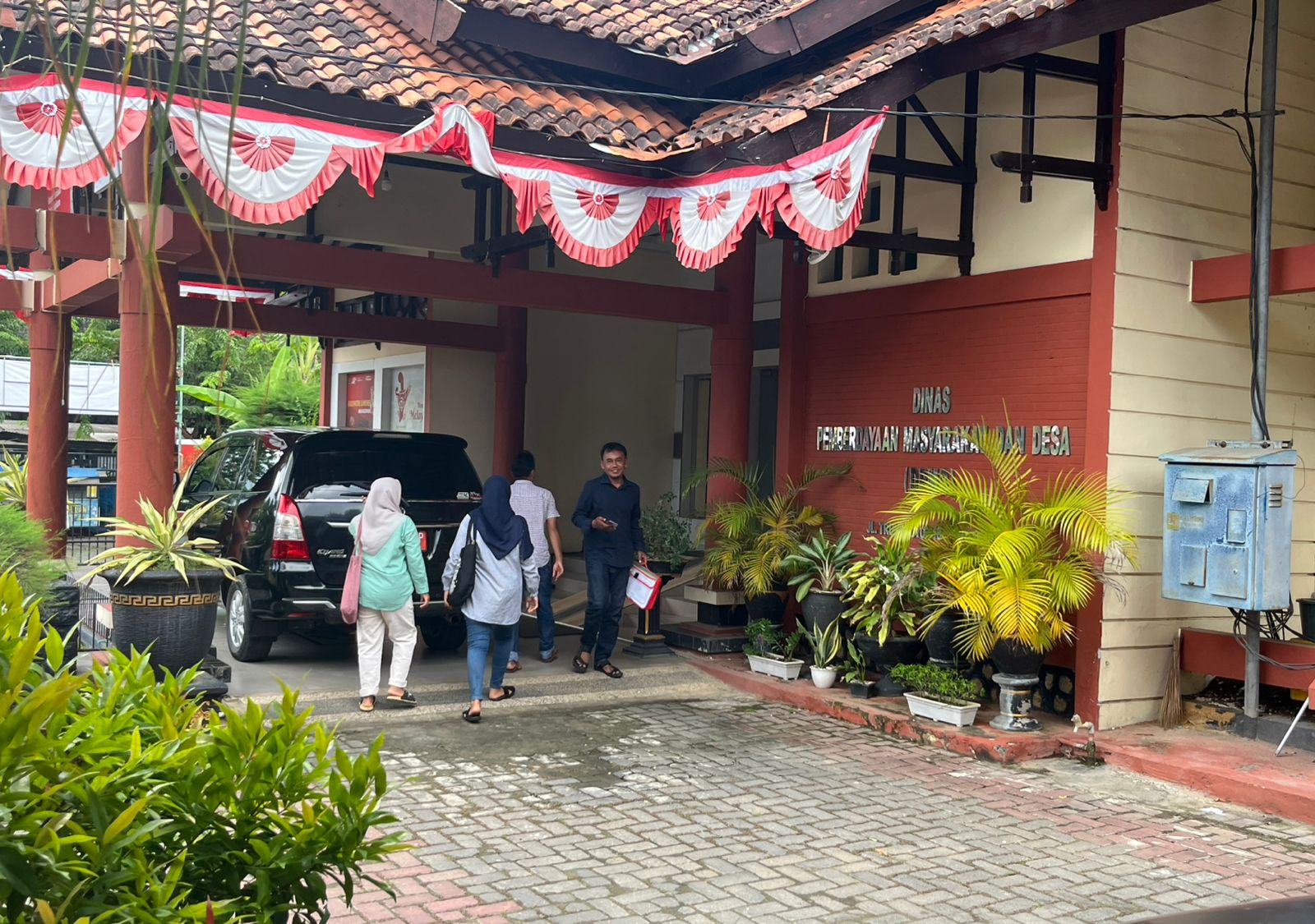 LENGANG: Sejumlah warga mendatangi kantor DPMD Sumenep, Kelurahan Bangselok, Senin (8/12).