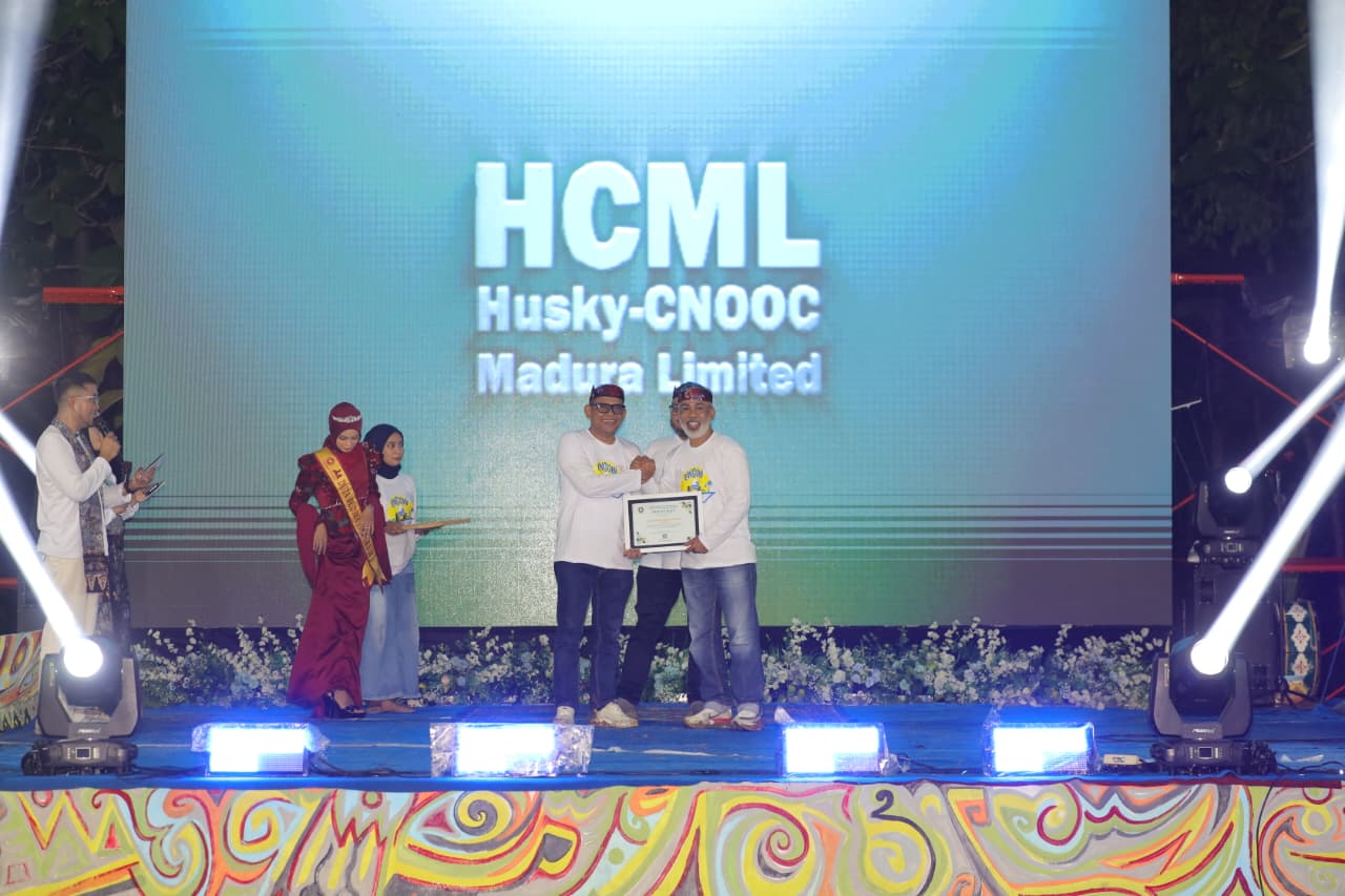 SUKSES: Manager Regional Office and Relation HCML Hamim Tohari (kiri) saat menerima penghargaan dari Pemkab Sumenep atas gelaran Festival Pesisir 4 di Pulau Giligenting pada Sabtu (6/12) malam.