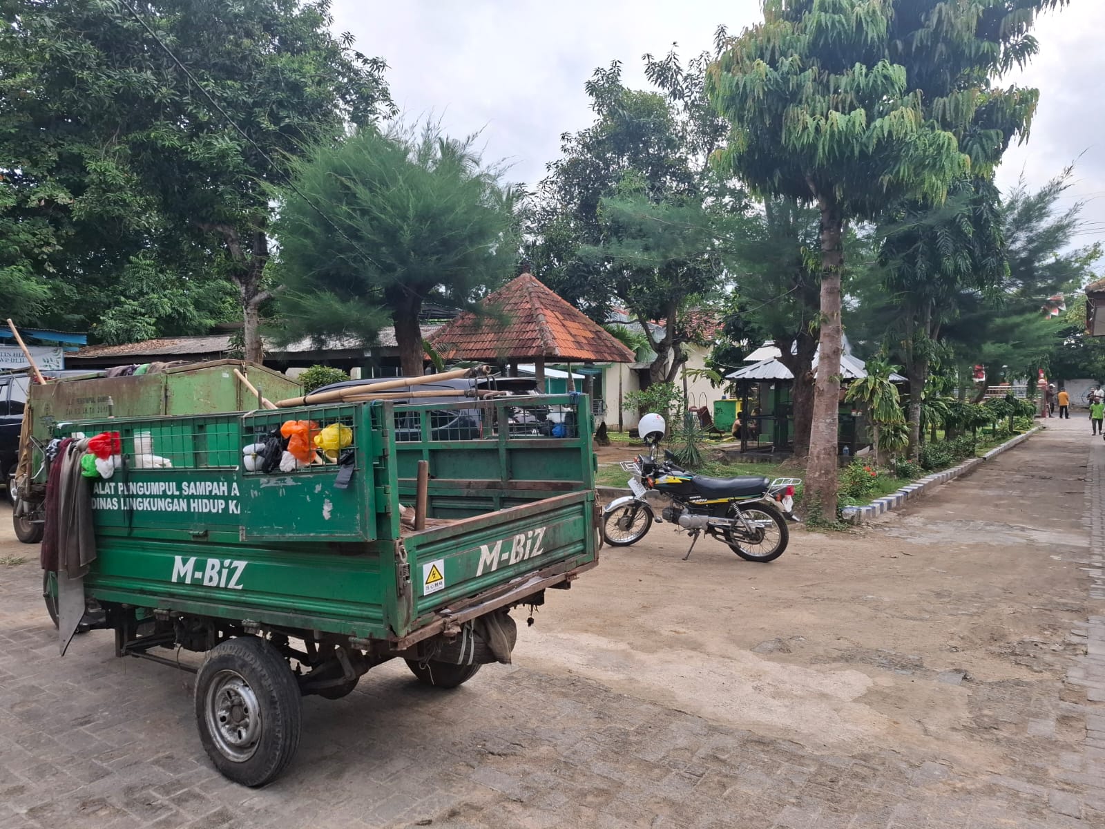 BELUM DISERAHKAN: Kendaraan pengangkut sampah diparkir di kantor DLH Sumenep, Jalan KH Mansyur, Pangarangan, Kecamatan Kota Sumenep, Jumat (5/12).