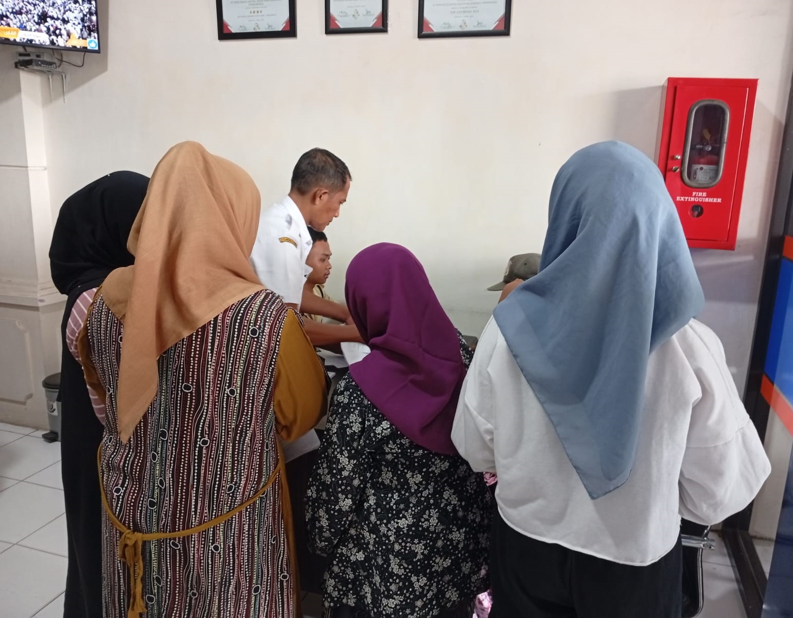 PROSES PENCAIRAN: Buruh tani tembakau Kecamatan Omben mendapat bantuan BLT DBHCHT 2025, Rabu (26/11).