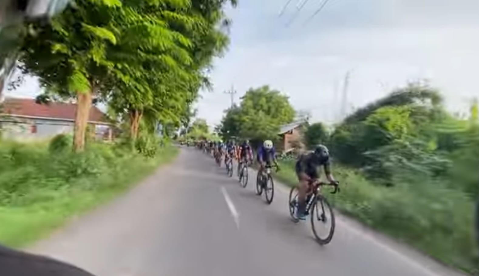 SEMANGAT: Atlet sepeda bangkalan saat mengikuti latihan bersama (latber) di Kabupaten Malang Senin (1/12).