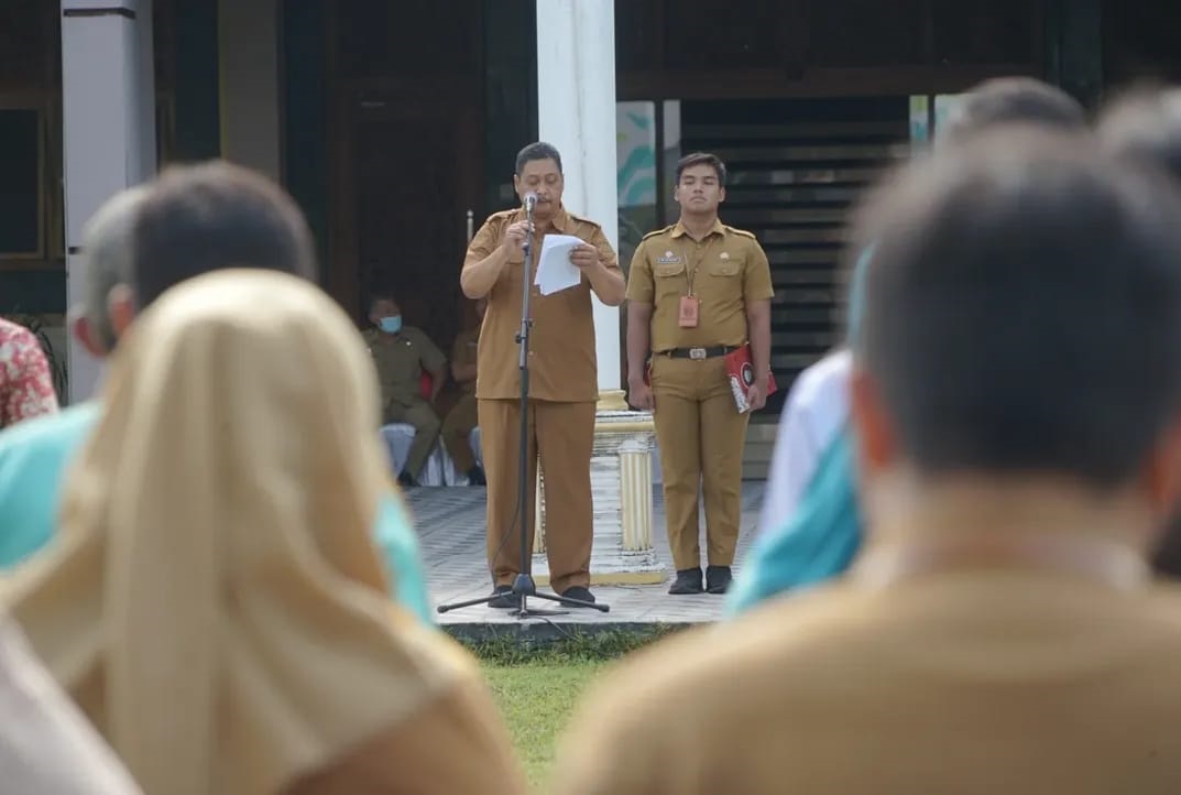 VISIONER: Sekkab Bangkalan Ismet Effendi memberikan arahan saat apel peringatan HKN di halaman Kantor Pemkab, Senin (8/12).