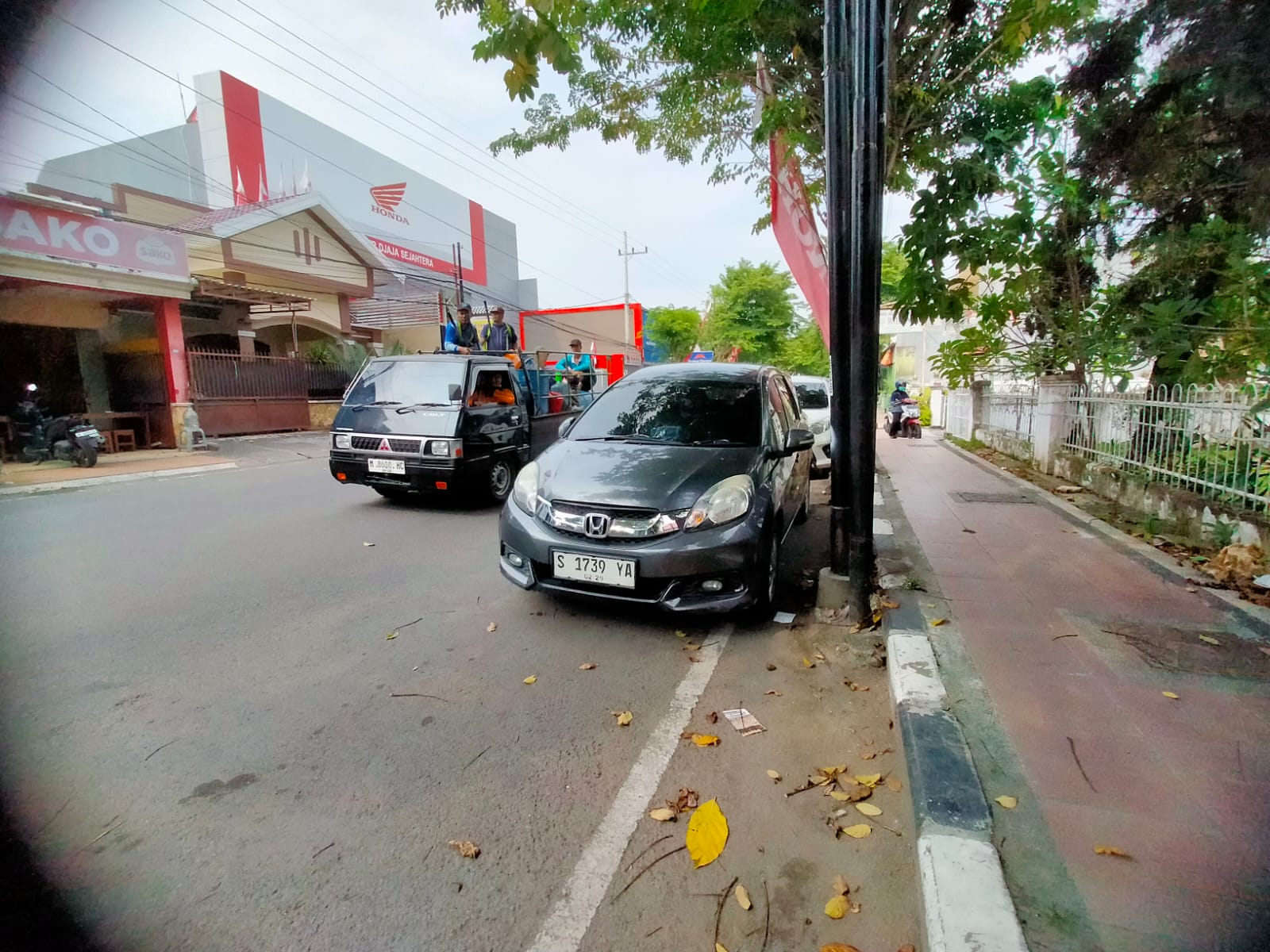 TIDAK CAPAI TARGET: Kendaraan roda empat tampak di parkir di jalan KH. Moh. Kholil Bangkalan, Senin (8/12).