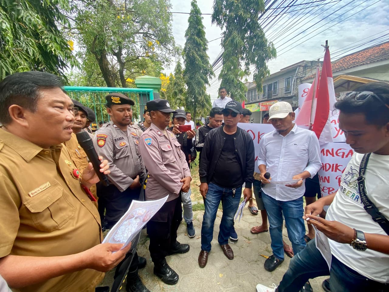KRITIS: Aktivis DPD Lira Pamekasan melakukan aksi ke Dinsos Pamekasan, Senin (8/9).