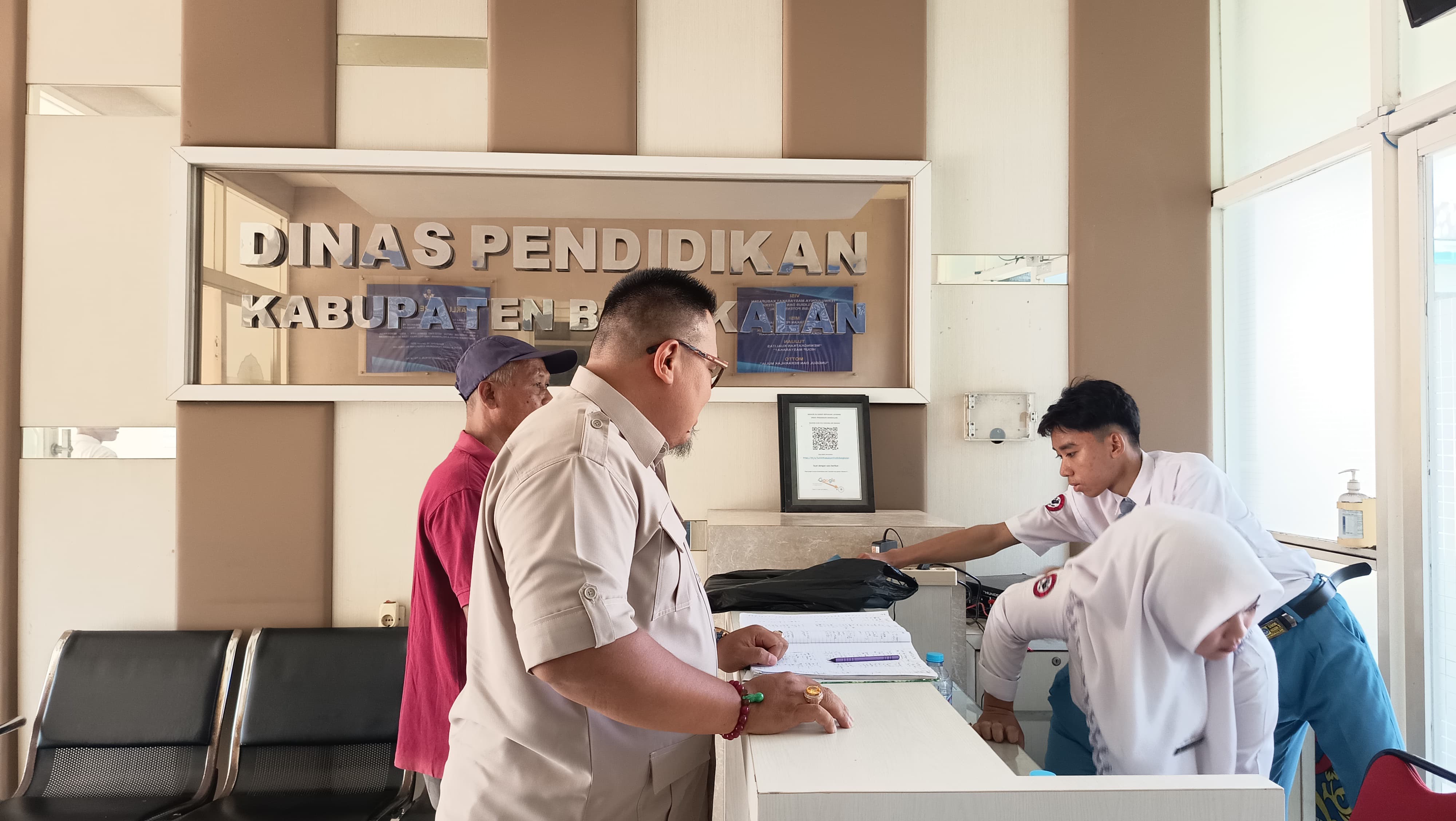 MEMINTA PERTANGGUNGJAWABAN: Ahli waris SD Buddan 2 Tanah Merah Bangkalan didamapingi kuasa hukumnya mendatangi kantor Dispendik bangkalan, selasa (2/12).
