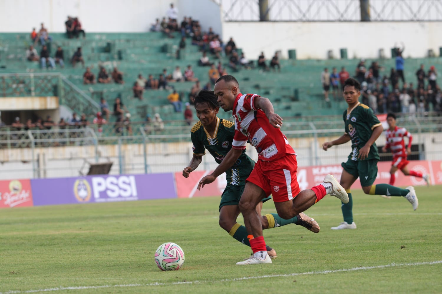 MELAWAN: Striker Perseba Bangkalan Gustavo Ezernan saat mendobrak pertahanan tim Bajul Ijo FC di Staduon Gelora Bangkalan Minggu (7/12).