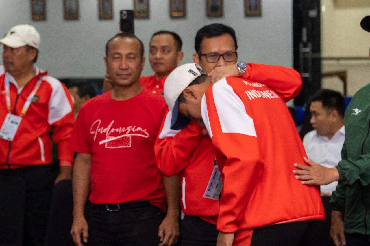 MEMBANGGAKAN: Atlet Fopi Sumenep Bagas Syarief Hidayat (topi putih) saat pengukuhan sebelum dibernagkatkan ke Sea Gmae Thailand di Kampus Unesa.