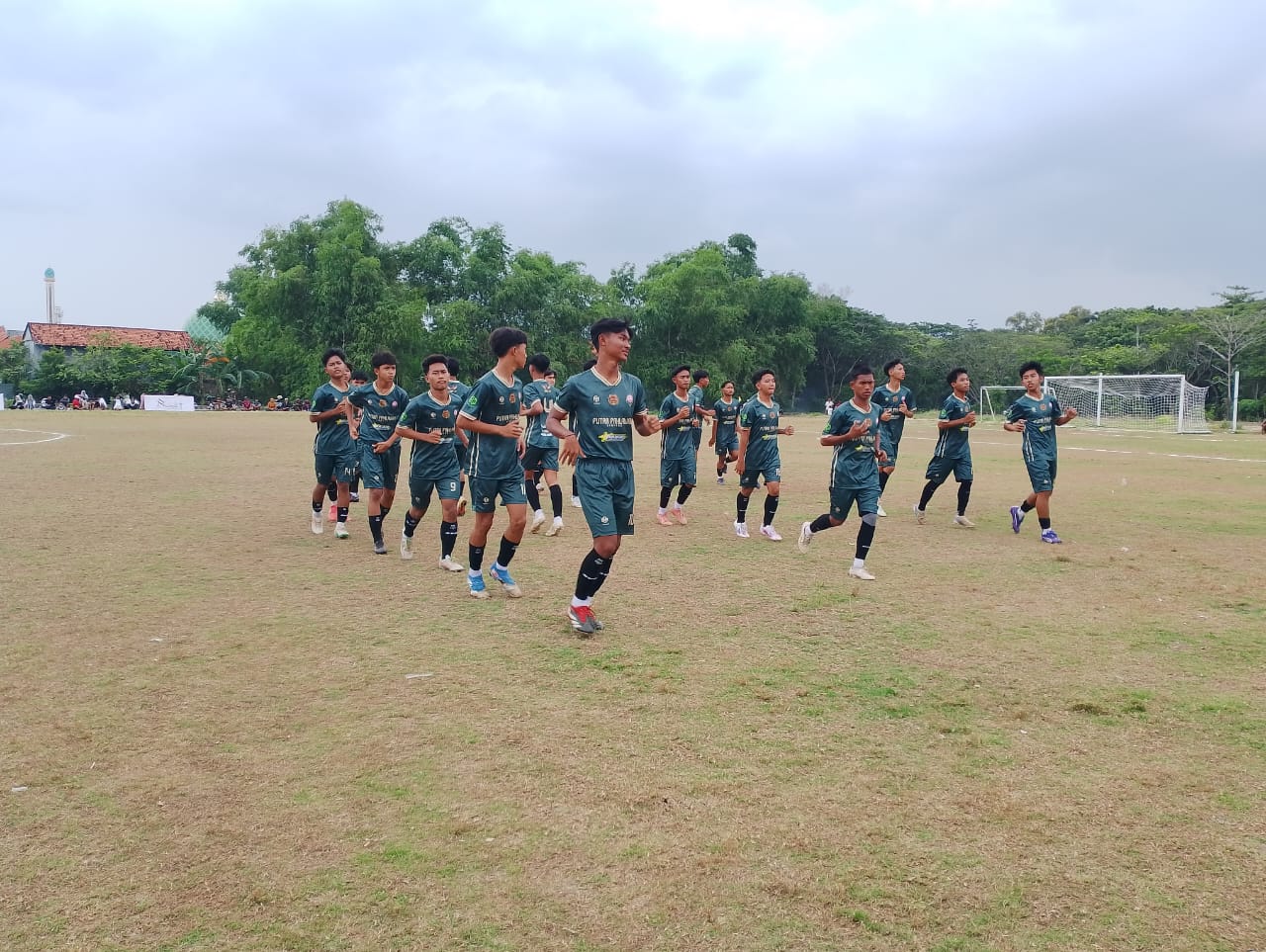 BERTANDING: Peserta kompetisi U17 Askab PSSI Sampang bertanding di lapangan SSC, Sampang, Senin (8/12).