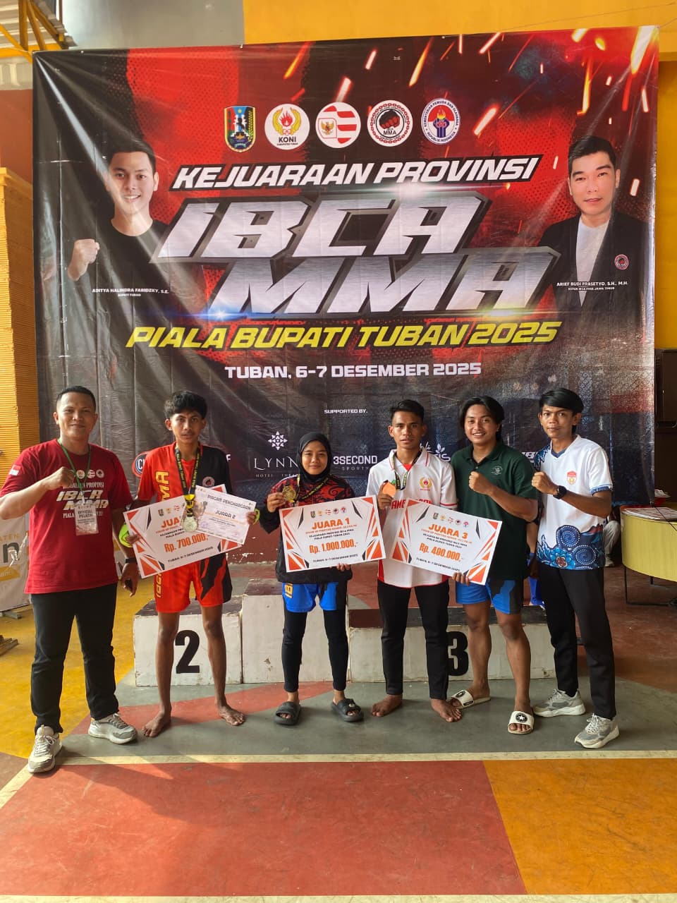 KOMPAK: Pelatih dan atlet IBCA MMA Pamekasan berfoto bersama usai laga, Minggu (7/12).