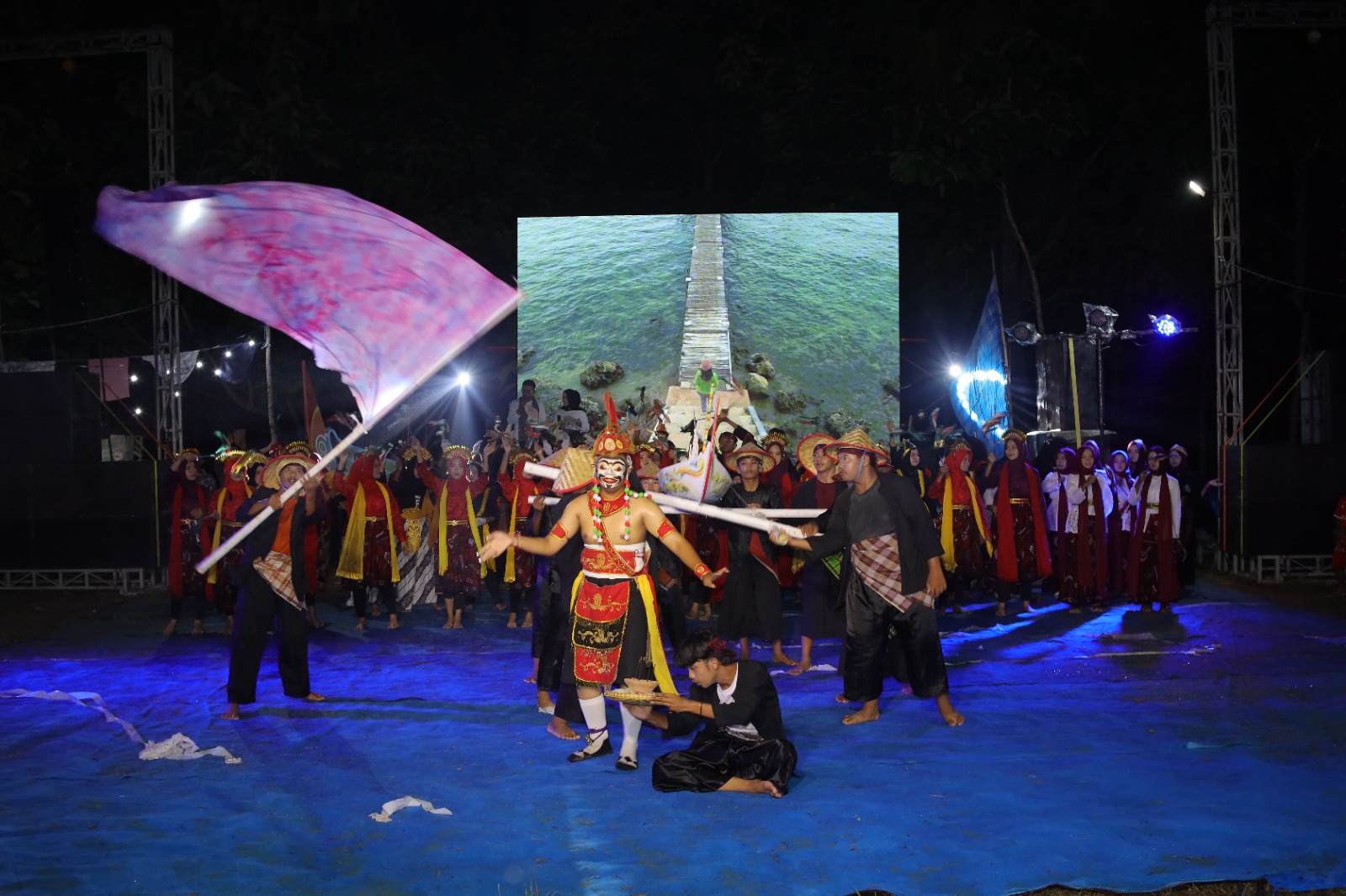 LESTARIKAN BUDAYA: Para talent dari siswa asal Pulau Giligenting tampil memukau pada pagelaran seni kolosal Lengghi Ekspresi Budaya Giligenting, Sabtu (6/12/2025)