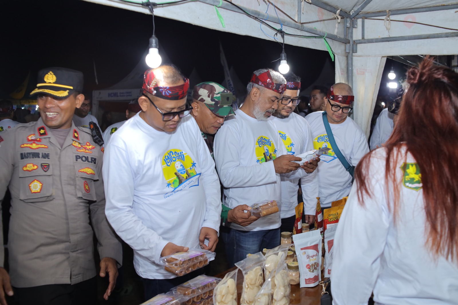 TINGKATKAN EKONOMI: Manager Regional Office and Relation Hamim Tohari didampingi Kepala DPMD Sumenep dan Perwakilan SKK Migas meninjau bazar UMKM di area Festival Pesisir Giligenting, Sumenep.