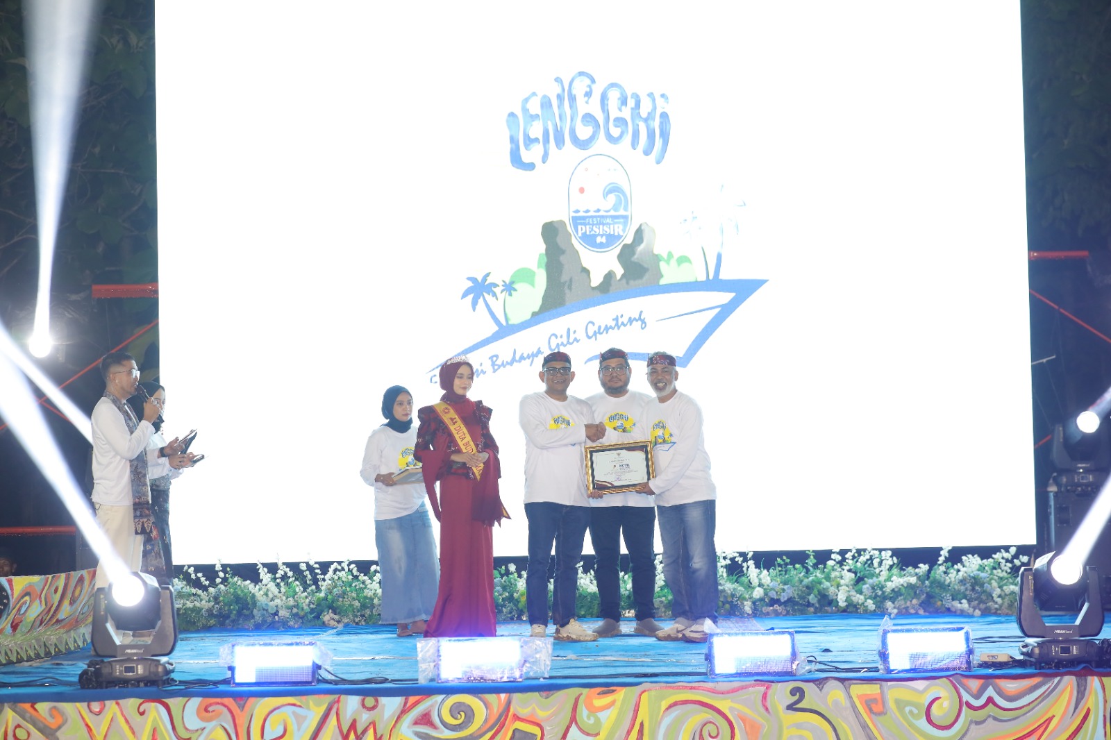 MEMBANGGAKAN: Manager Regional Office and Relation HCML Hamim Tohari saat menerima penghargaan dari Pemkab Sumenep atas gelaran Festival Pesisir 4 di Pulau Giligenting, Sumenep pada Sabtu (6/12/2025)