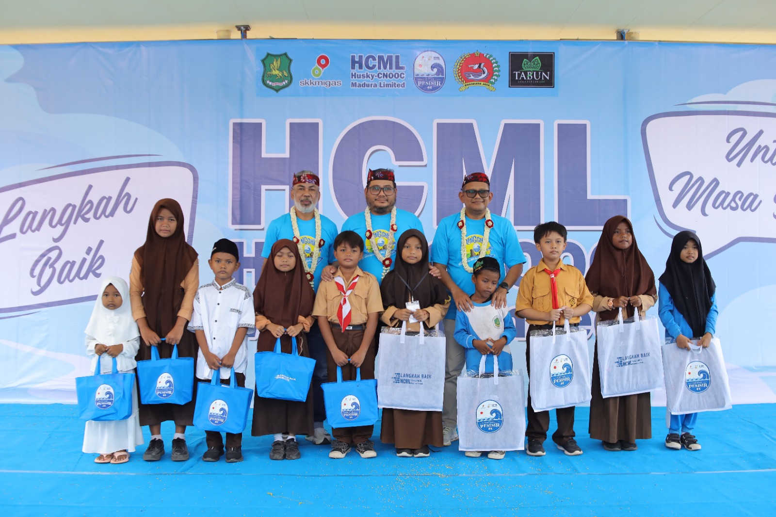 LANGKAH BAIK: SKK MIGAS - HCML memberikan bantuan peralatan sekolah kepala siswa tidak mampu di Pulau Giligenting Sumenep, Sabtu (6/12/2025).