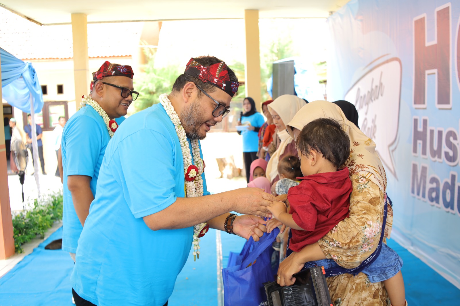 PEDULI KESEHATAN: Perwakilan SKK Migas memberikan bantuan makanan tambahan untuk pencegahan stunting