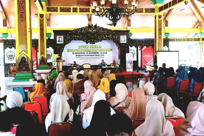SERUKAN KOLABORASI: Wabup Bangkalan Moch. Fauzan Ja&rsquo;far menyampaikan sambutan dalam acara review kerja TPPPS di Pendopo Pratanu Selasa (9/12). (VIVIN AGUSTIN HARTONO/JPRM)