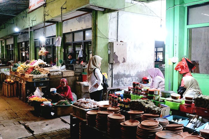 TRADISIONAL: Pedagang di Pasar Ki Lemah Duwur Bangkalan tengah menjajakan jualannya Selasa (9/12). (VIVIN AGUSTIN HARTONO/JPRM)
