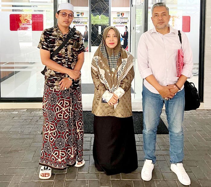 UPDATE LAPORAN: Ali Maulidi selaku kuasa hukum korban kasus dugaaan pelecehan seksual mendatangi Mapolda Jatim Selasa (9/12). (ALI MAULIDI UNTUK JPRM)