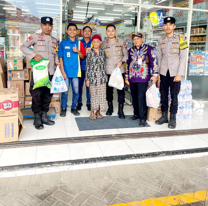 PEDULI: Kapolsek Lenteng Iptu Dovie Eudy Zhendy bersama anggotanya mengajak Muati berbelanja ke minimarket di Kecamatan Lenteng, Senin (8/12). (DOVIE EUDY ZHENDY UNTUK JPRM)