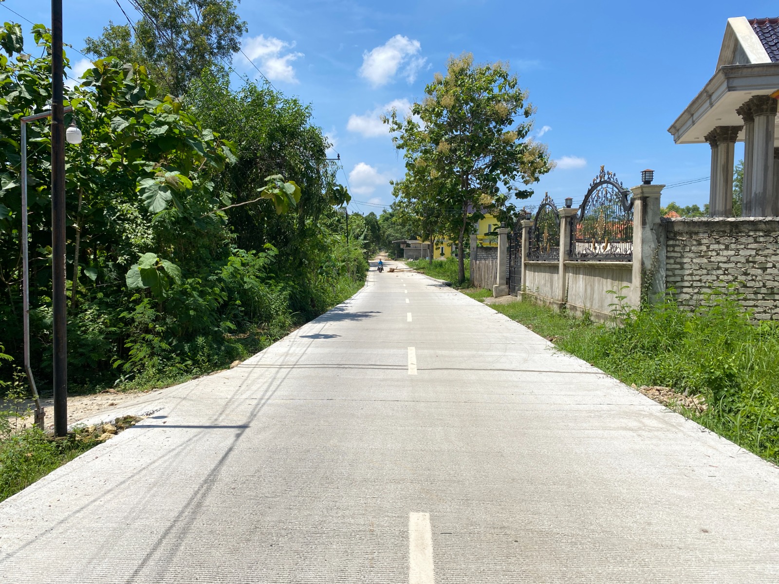 SELESAI LEBIH CEPAT: Hasil pengecoran jalan beton ruas Jalan Paopale-Rabiyan sudah bisa dinikmati masyarakat.