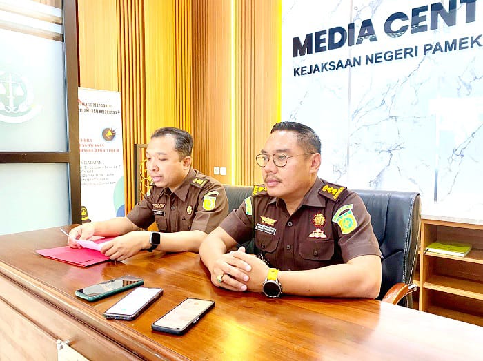 BERI PENJELASAN: Kasipidsus Kejari Pamekasan Ali Munip (kiri) dan Kasi Intelijen Ardian Junaedi memberikan keterangan pers Selasa (9/12). (MOH. IQBAL AFGANI/JPRM)