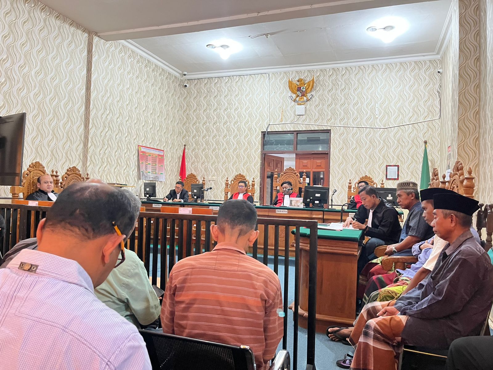 BERJALAN LANCAR: Kasus dugaan pengeroyokan yang menyeret empat terdakwa berlangsung di Pengadilan Negeri Sumenep, Senin (8/12).