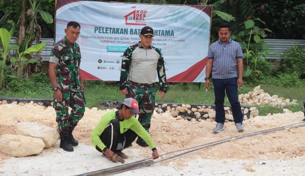 DIGENJOT: Komandan Kodim 0827/Letkol Sumenep Arm Bendi Wibisono meninjau progres pembangunan gerai koperasi di Kecamatan Pragaan.