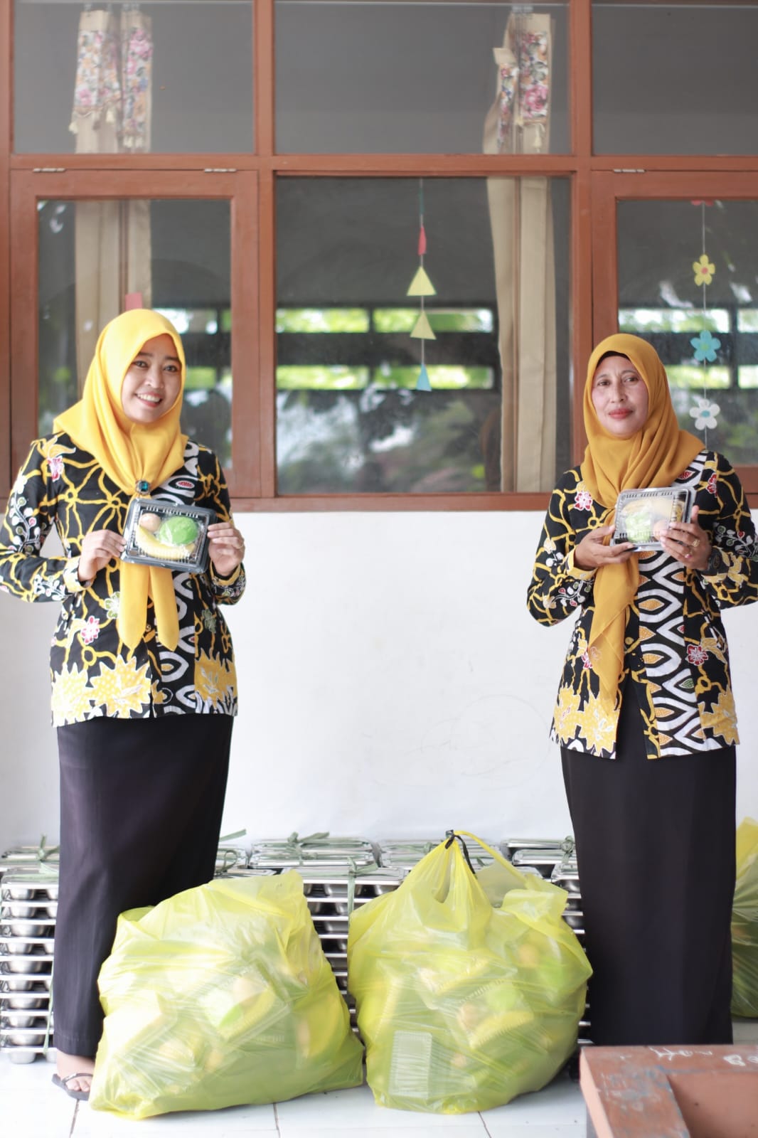 TERIMA MBG: Guru SDN Dulang Torjun, Rismayda Firdian Gazali Putri saat menerima jatah MBG khusus siswanya di SDN Dulang.