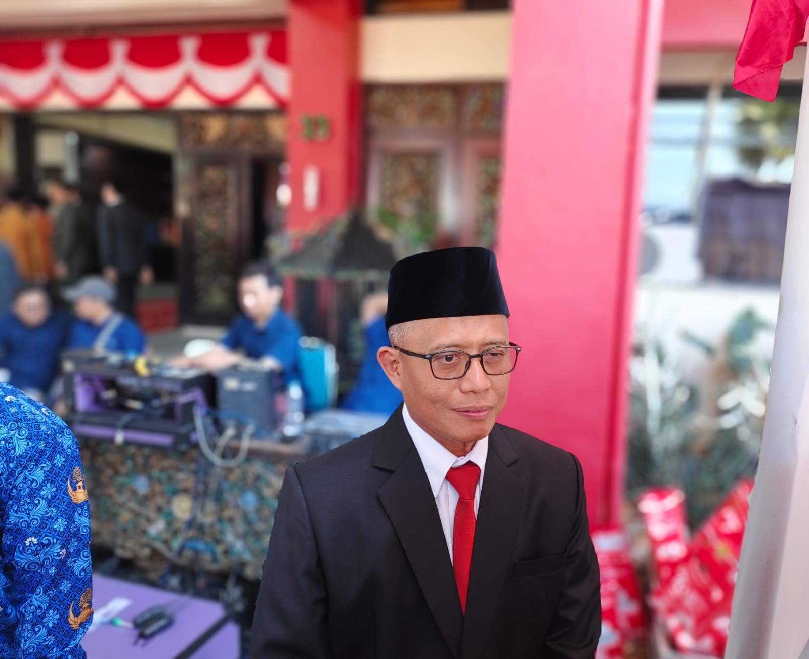 RAMAH: Direktur Utama BPRS Bhakti Sumekar Hairil Fajar.
