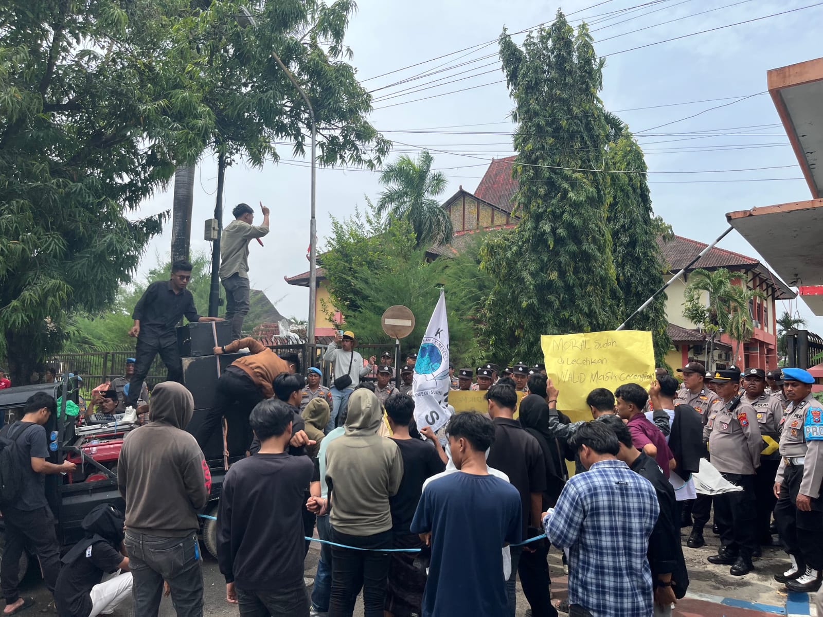 TURUN LANGSUNG: Massa aksi dari Ikatan Mahasiswa Kangean Sumenep bersama keluarga korban pencabulan melakukan aksi di depan kantor Pengadilan Negeri Sumenep, Selasa (9/13).
