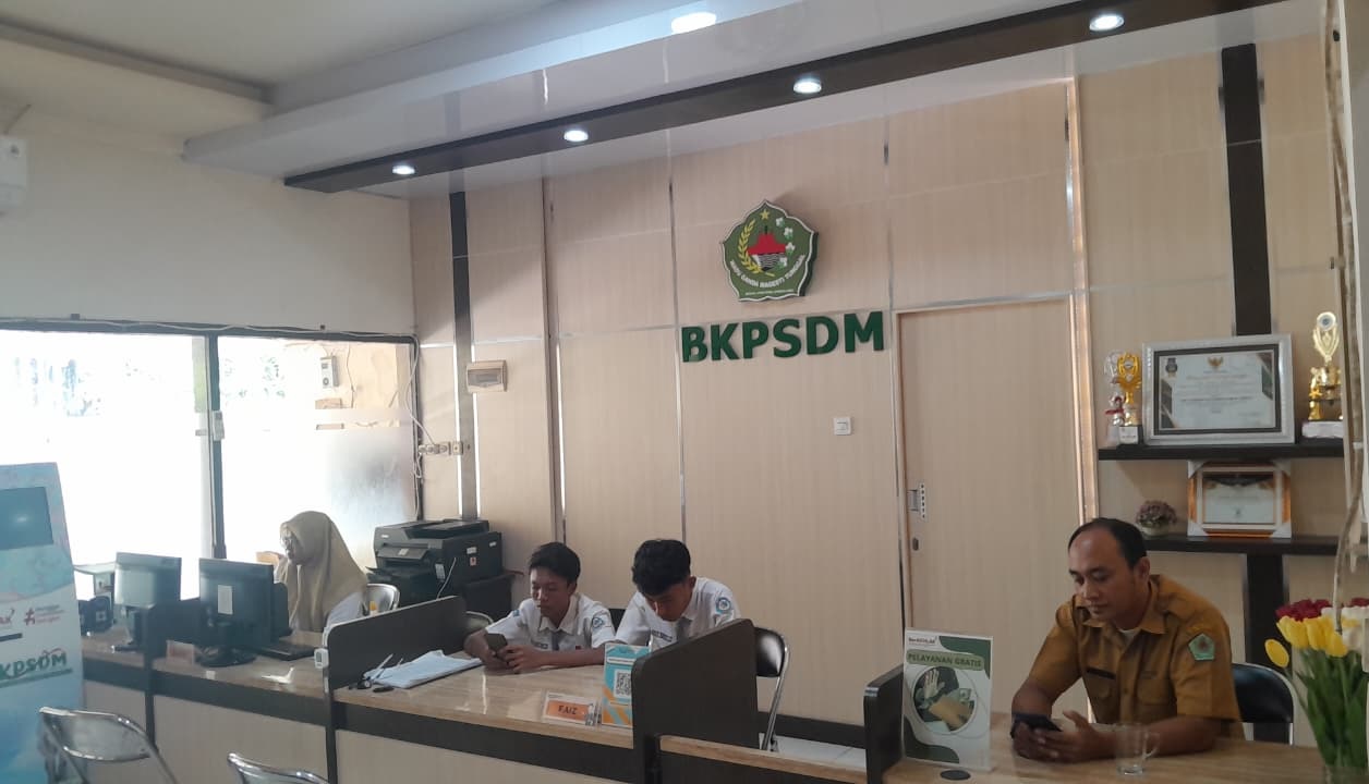 ABDI NEGARA: Pegawai sedang bertugas di ruang layanan BKPSDM Pamekasan, Senin (8/12).