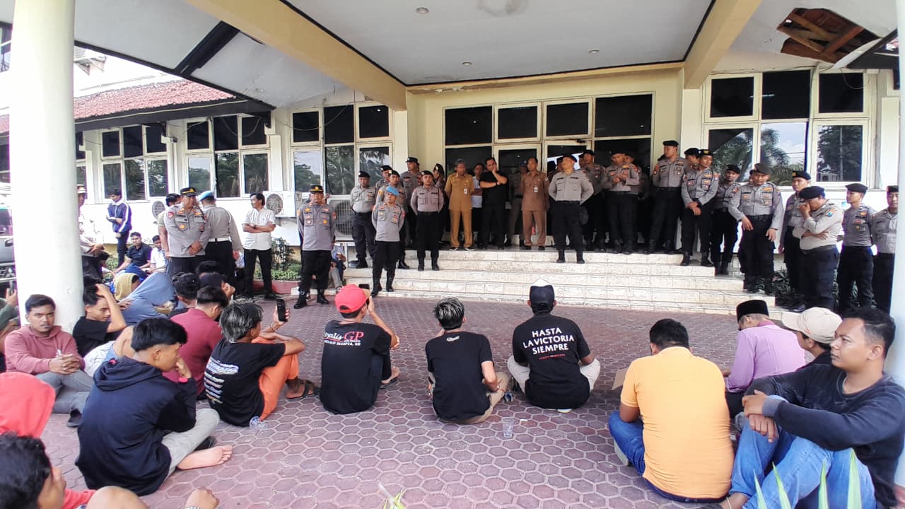 TERTIB: Massa aksi menyampaikan aspirasi di depan kantor DPRD Pamekasan, Selasa (9/12).